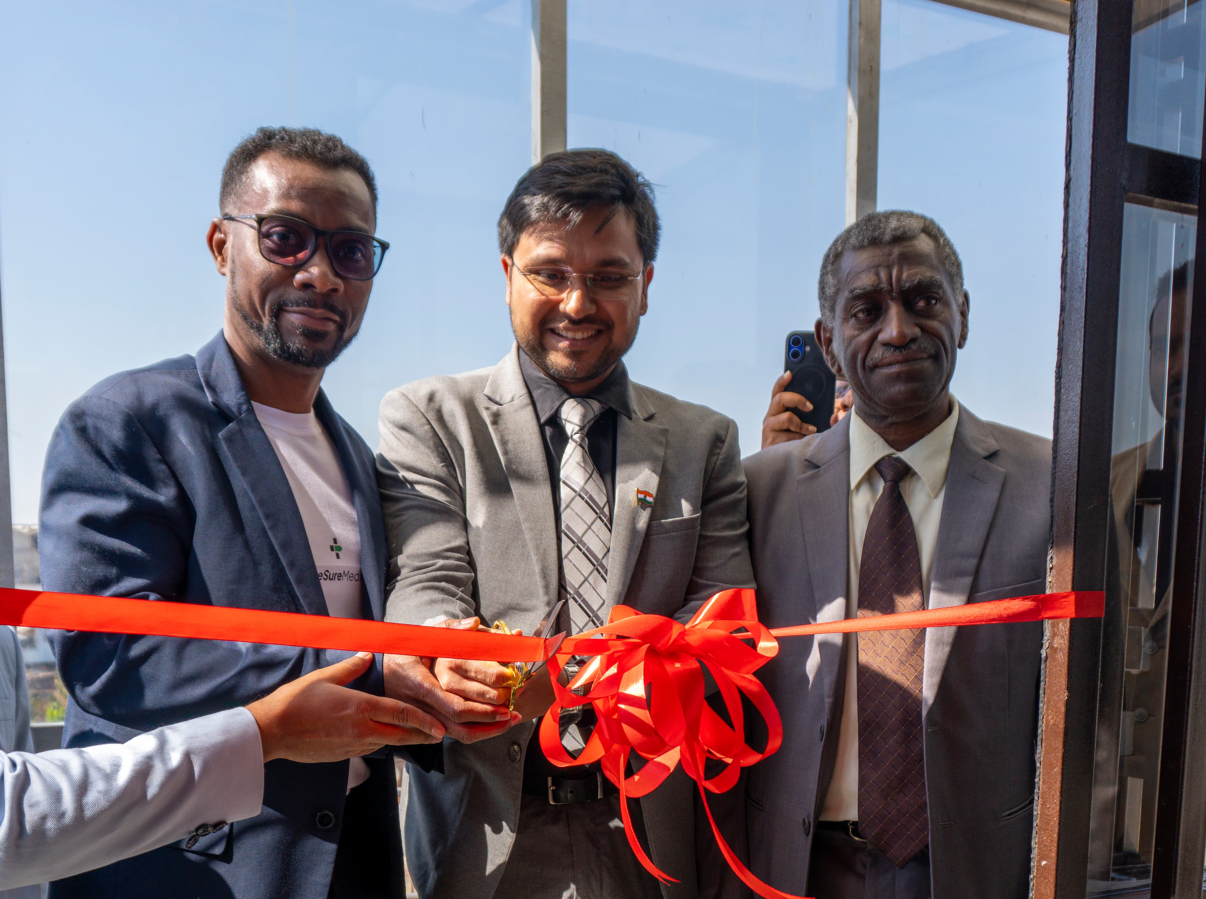 Ruban inaugural coupe au nouveau hub CureSureMedico d'Ivandry